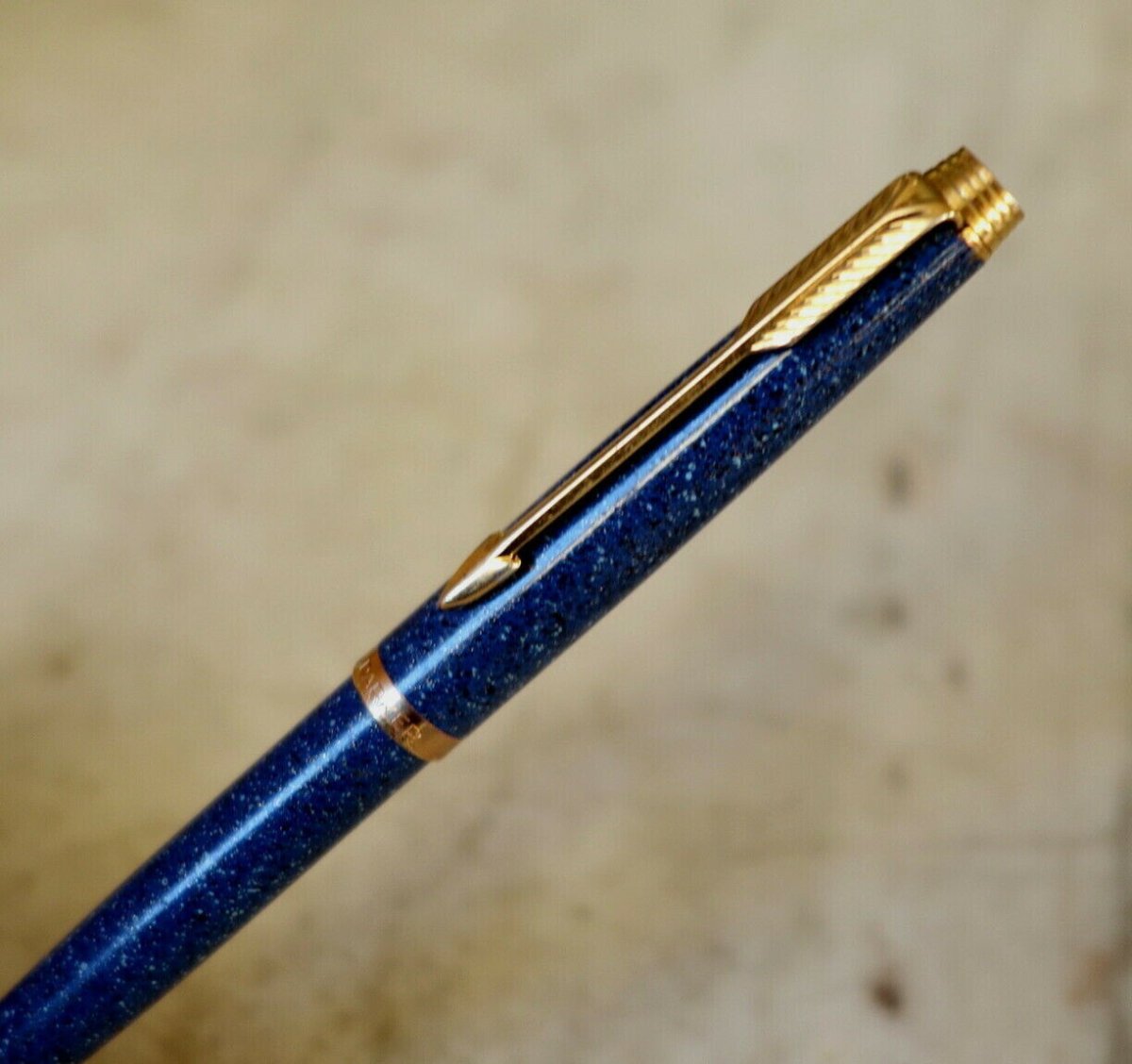 Stylo bille Parker 75 laque de Chine bleu lapis Lazuli – finition granit – Image 2