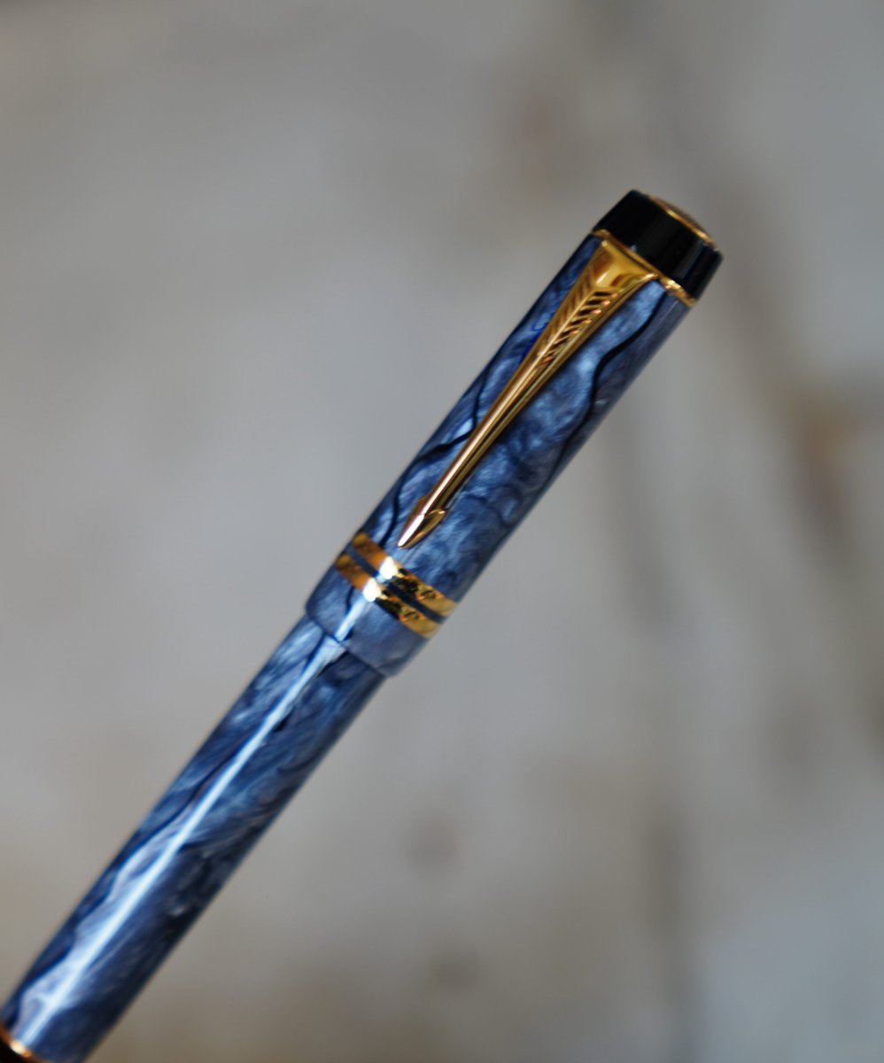 STYLO ROLLER PARKER DUOFOLD EN RESINE PEARL GREY & PL. OR 18 CARATS – Image 2
