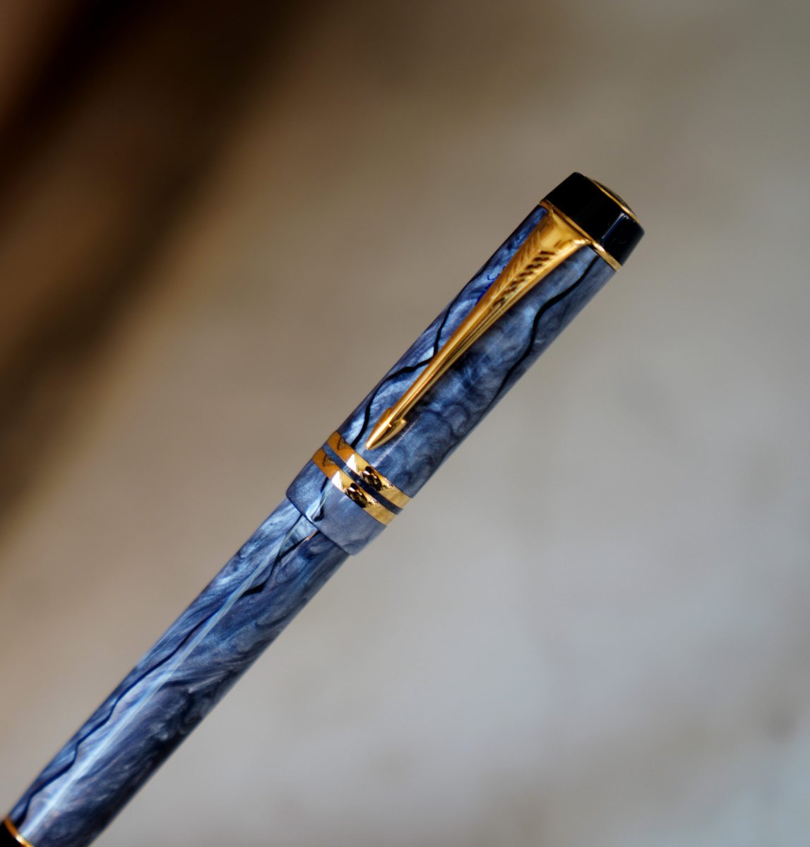 STYLO ROLLER PARKER DUOFOLD EN RESINE PEARL GREY & PL. OR 18 CARATS – Image 3