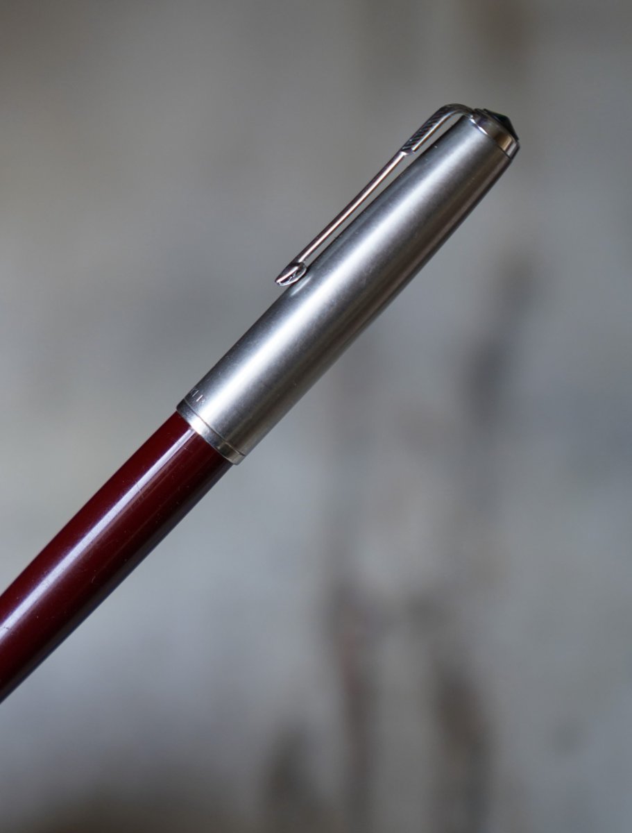 STYLO PLUME PARKER 51 EN RESINE BORDEAUX – CAPUCHON METAL – PLUME OR MASSIF 18 CARATS – Image 2