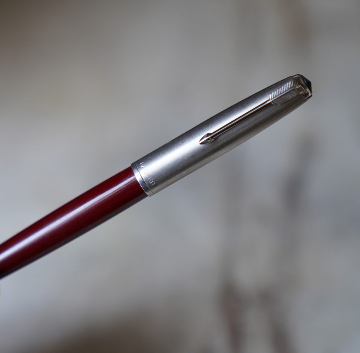 STYLO PLUME PARKER 51 EN RESINE BORDEAUX – CAPUCHON METAL – PLUME OR MASSIF 18 CARATS – Image 3